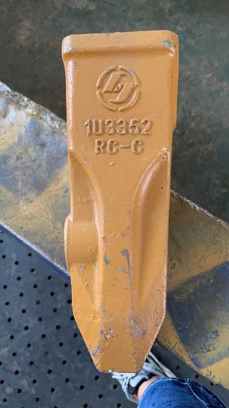 เหล็กสแตนเลส Excavator ถังฟัน Forging Casting IU3352 ฟันหินสําหรับแมว E320