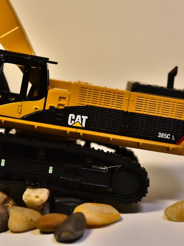 DM คาร์เตอร์ CAT385C โมเดลเครื่องขุดเหล็กสแตนเลส เครื่องจักรกลเครื่องจักรกลรถยนต์จําลอง เครื่องประดับโลหะ