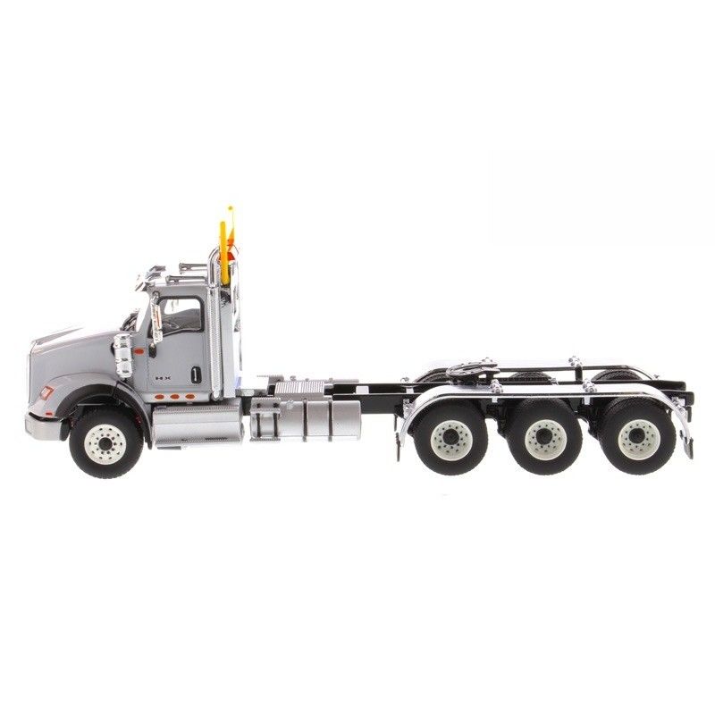DM International HX620 Tri-Axle American Flatbed Truck รุ่น 1/50 ขนาดเจาะเจาะเจาะ 71011