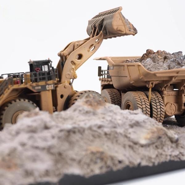 Diecast Masters ชุดโมเดลฉากโคลน รถตักล้อยางและรถดั้มพ์เหมืองแร่ ขนาด 1/125 รุ่น 85762