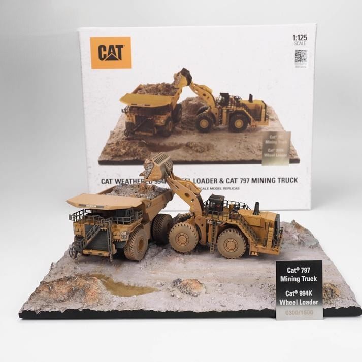 Diecast Masters ชุดโมเดลฉากโคลน รถตักล้อยางและรถดั้มพ์เหมืองแร่ ขนาด 1/125 รุ่น 85762
