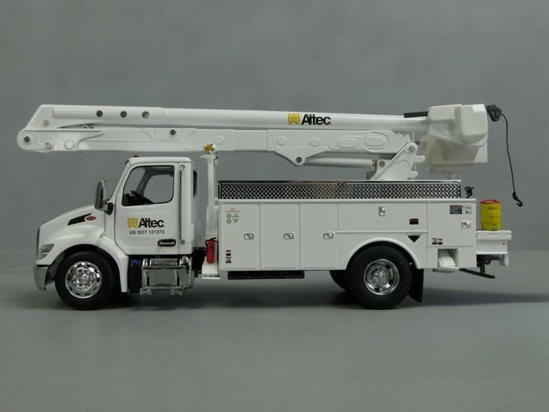 1/32 ปีเตอร์บิลท์ 536 พร้อมกระเช้าไฟฟ้า Altec AA55 รุ่น DM 71105