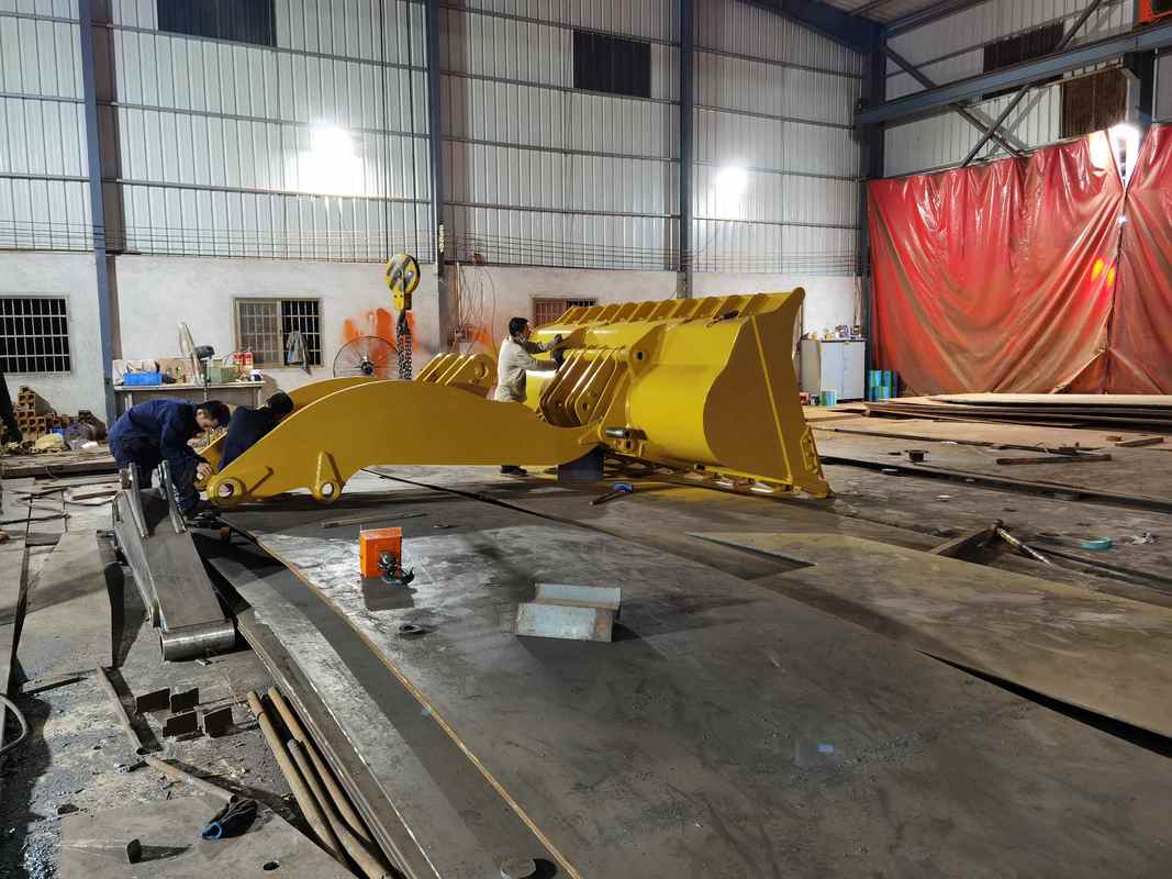 ถังขุดดินขนาด 5.5 ลูกบาศก์เมตรแบบปรับแต่งสำหรับรถตักล้อยาง Cat 980 - ถังขุดหิน Q355B สำหรับงานหนัก