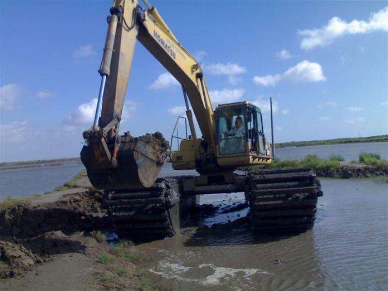 เครื่องขุดปลาแบบแอมฟิเบียส ที่ลอย สายพอนโตน สายรัดโซ่รองเท้าสําหรับ SY135 320D ไฮดรอลิกเดินมอเตอร์ซัพพลายเออร์